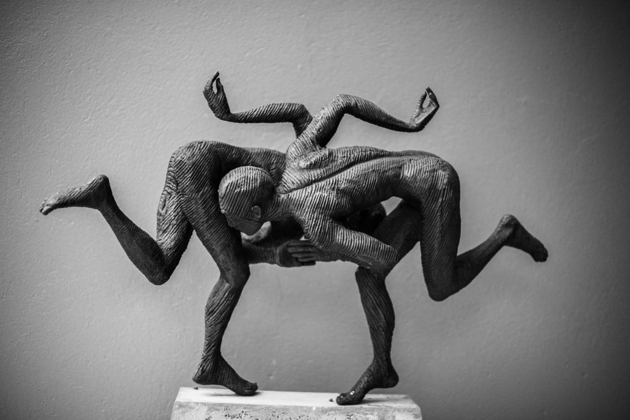 Seven Villa Hotel & Spa Johannesburg Exterior photo The sculpture of the wrestlers