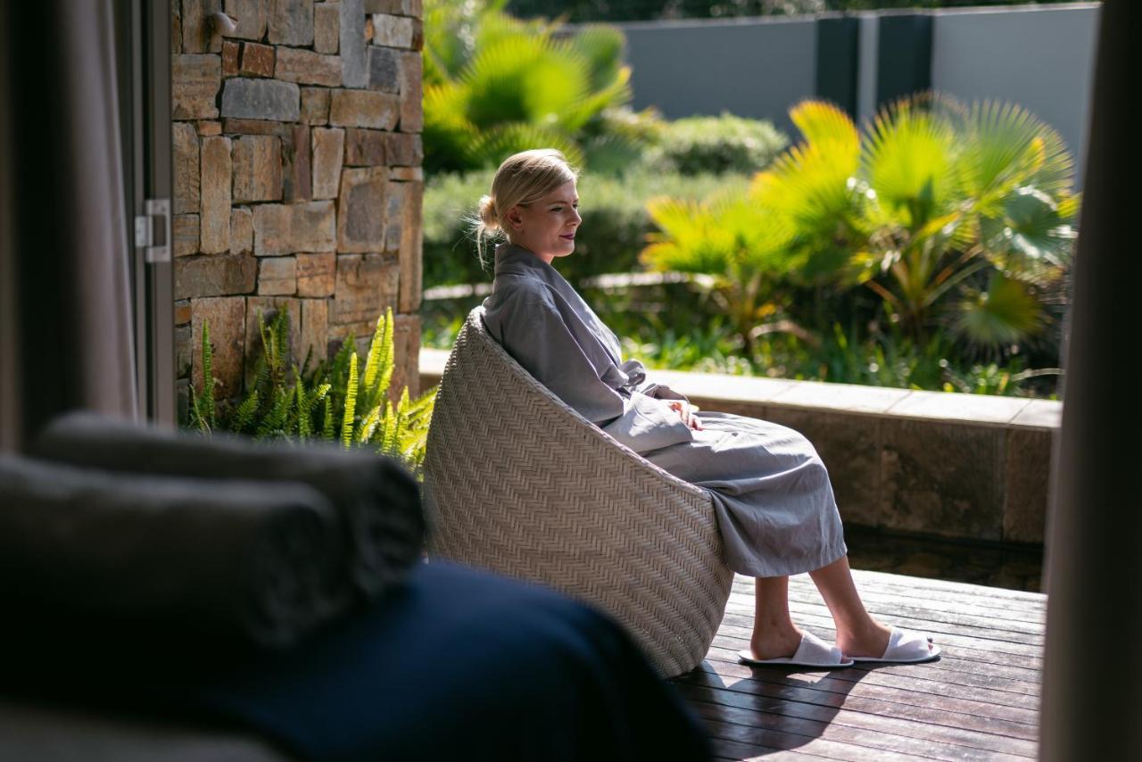 Seven Villa Hotel & Spa Johannesburg Exterior photo A woman wearing a bathrobe