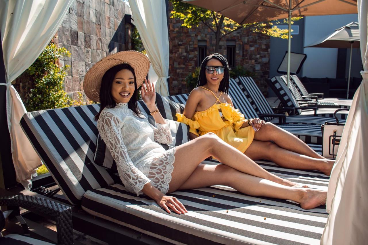 Seven Villa Hotel & Spa Johannesburg Exterior photo Two women sunbathing