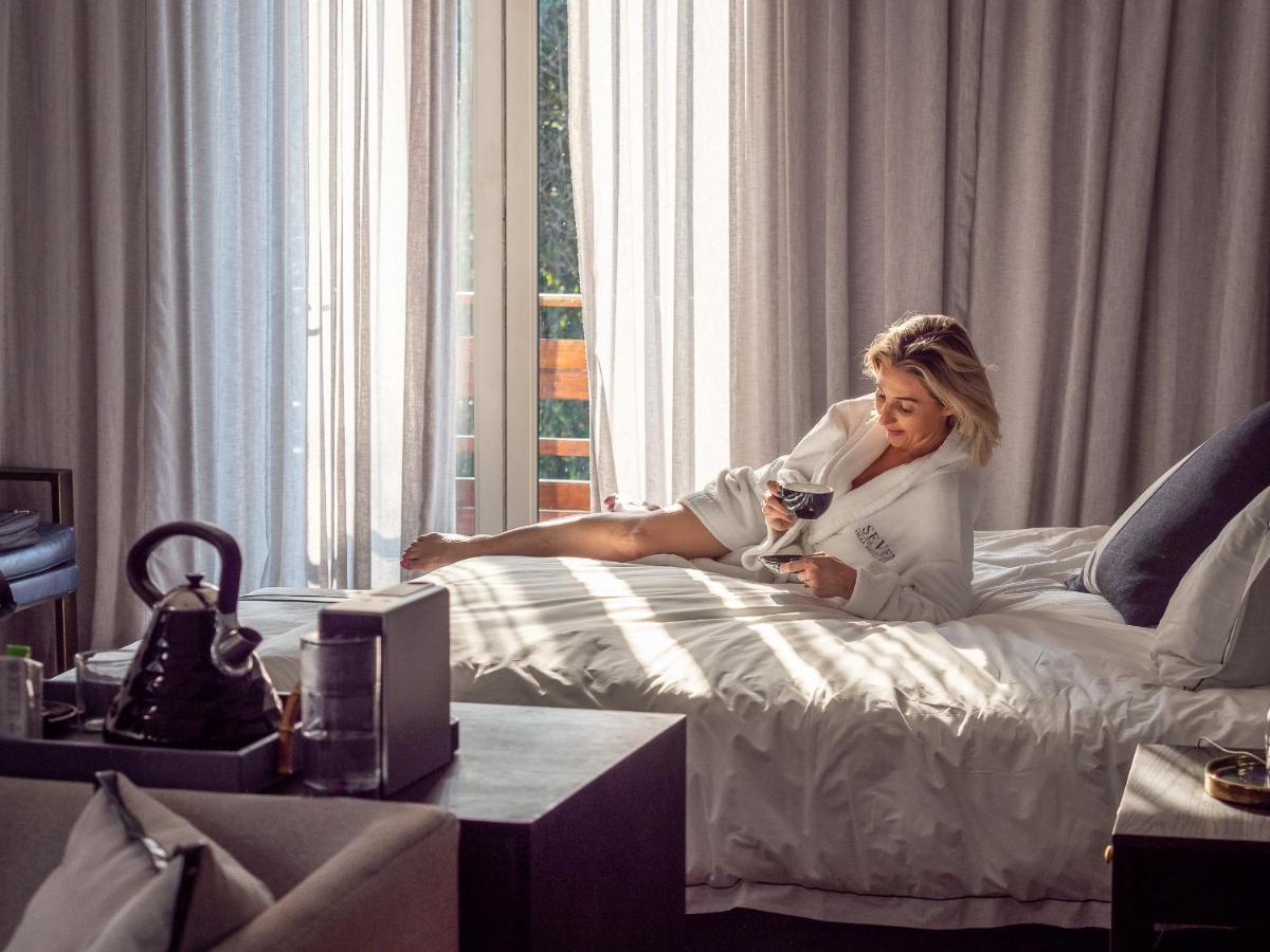 Seven Villa Hotel & Spa Johannesburg Exterior photo A woman in a bathrobe