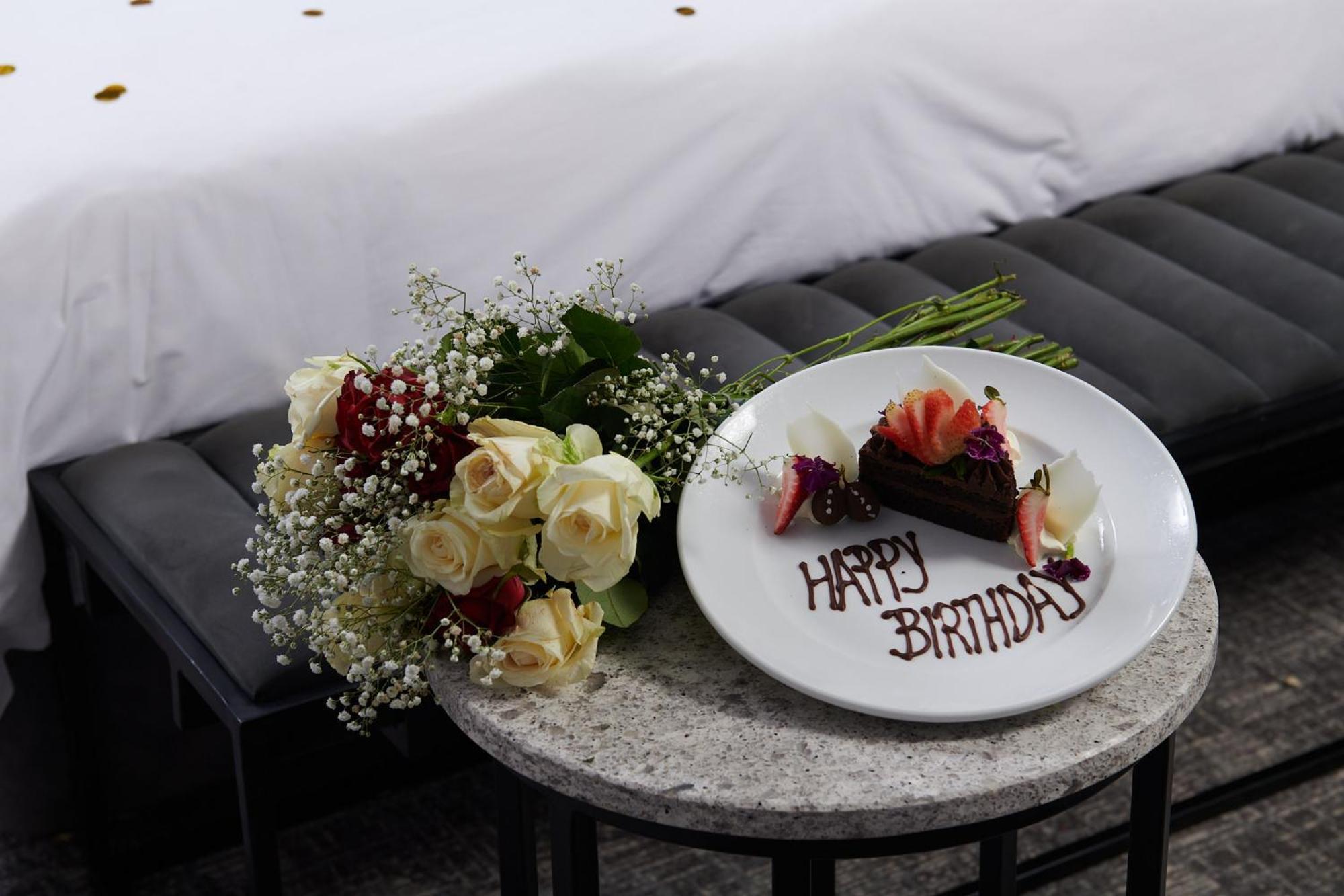 Seven Villa Hotel & Spa Johannesburg Exterior photo A birthday cake