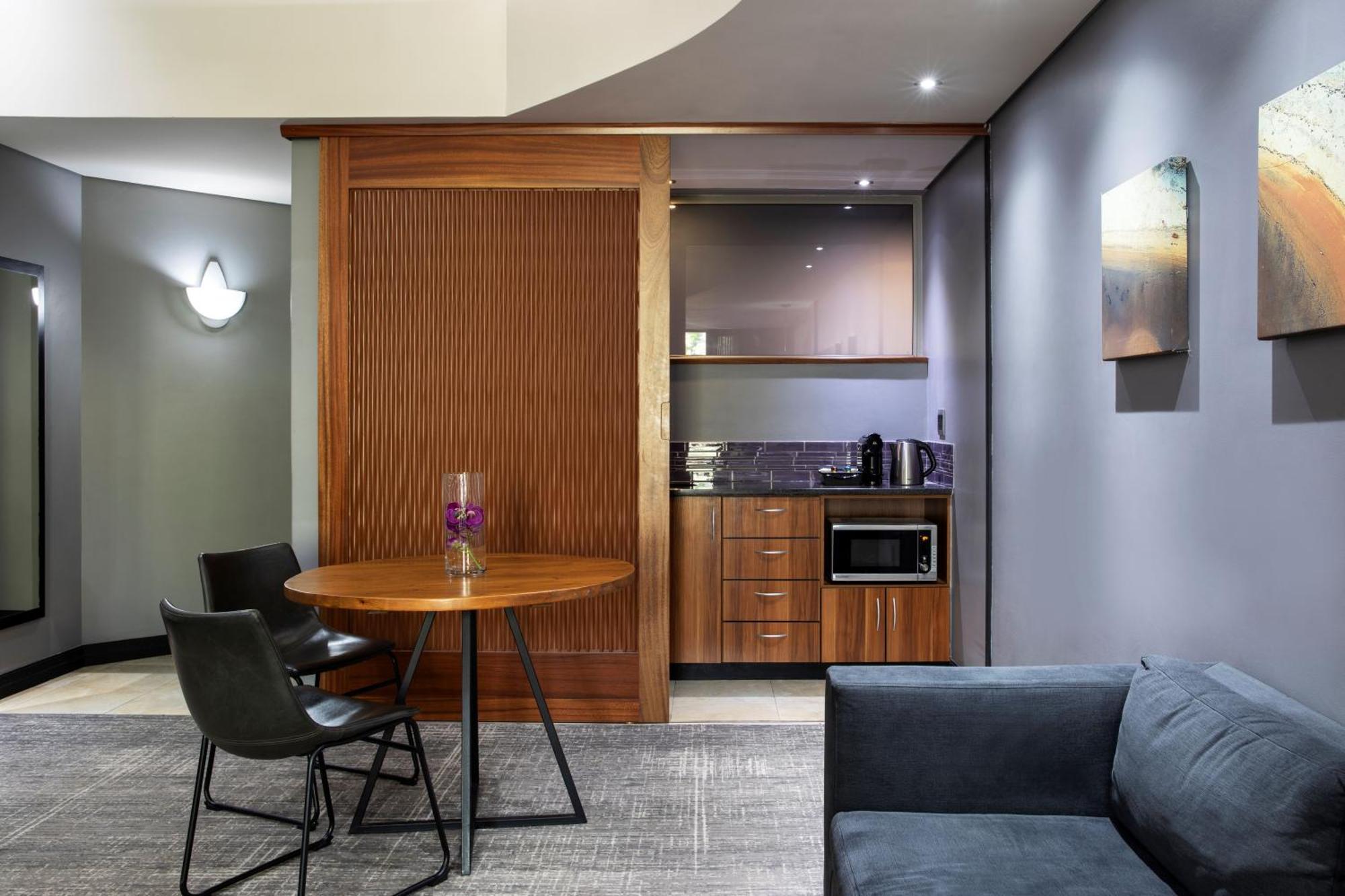 Seven Villa Hotel & Spa Johannesburg Exterior photo A suite at the Hilton London Heathrow